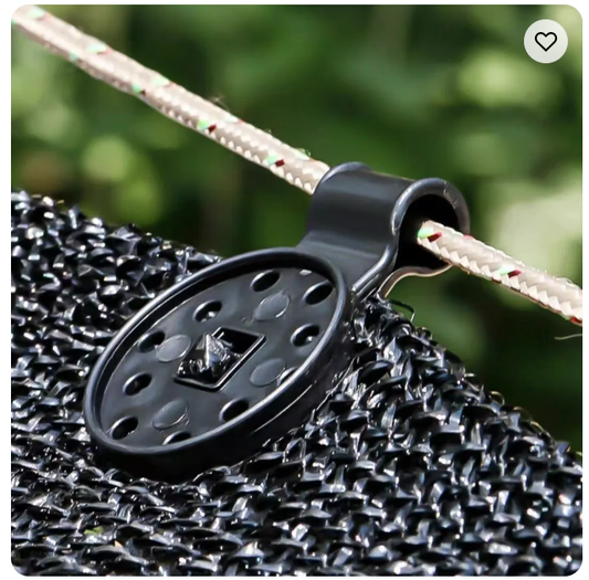 Close-up van een zwarte NK-clip op een gestructureerde stof, met een touw er doorheen.